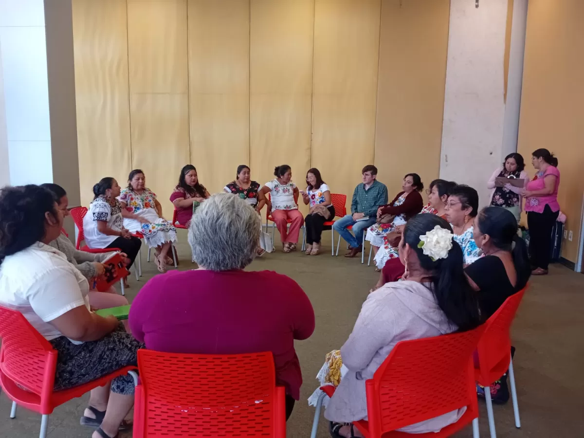 El Consejo Estatal de Bordadoras de Yucatán realizó una reunión para artesanas del interior del Estado.
