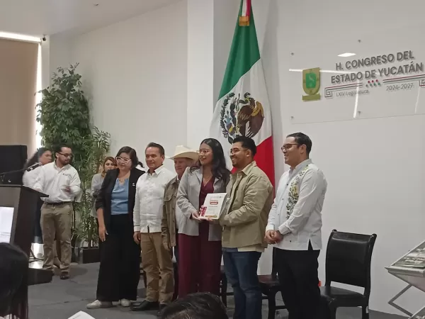 Entrega de reconocimiento a los integrantes del Parlamento Juvenil 