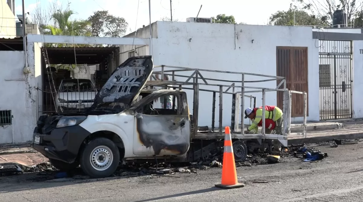 Camioneta consumida por las llamas en Xoclán