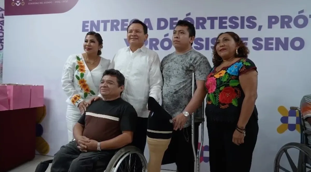  Presidenta Honoraria del DIF Yucatán, Wendy Méndez Naal, encabezó la entrega de los primeros tres kits de seguimiento para prótesis de seno