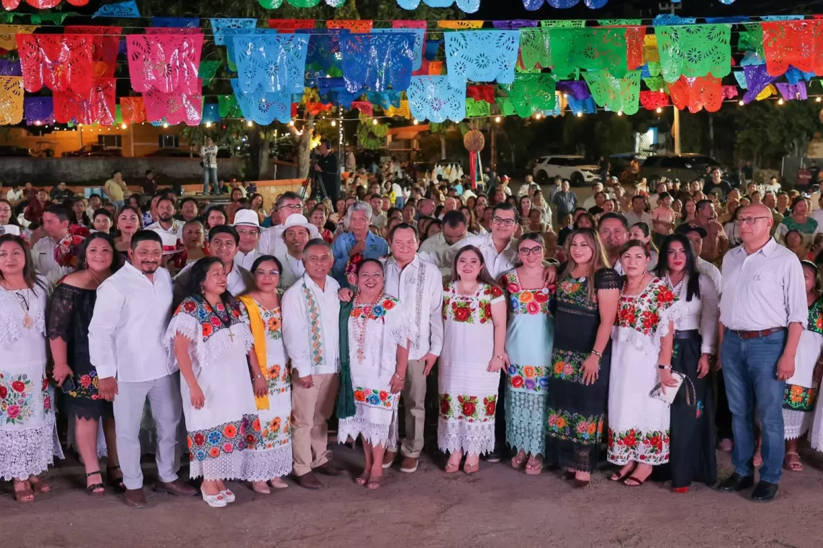 el Gobernador Joaquín Díaz Mena reconoció a destacadas figuras por su labor en la difusión de la lengua maya.