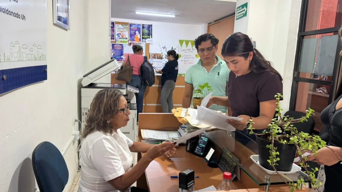 Clara Rosales entrega solicitudes vecinales para construir pozos de absorción