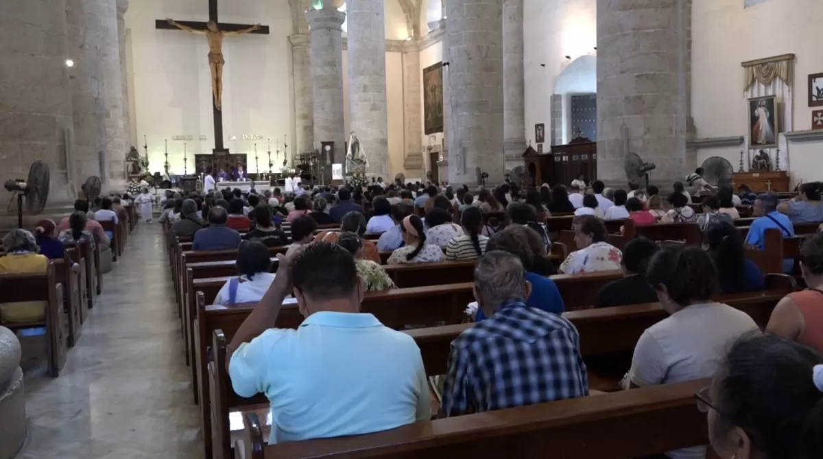 Cientos de fieles acuden a la celebración del Miércoles de Ceniza.