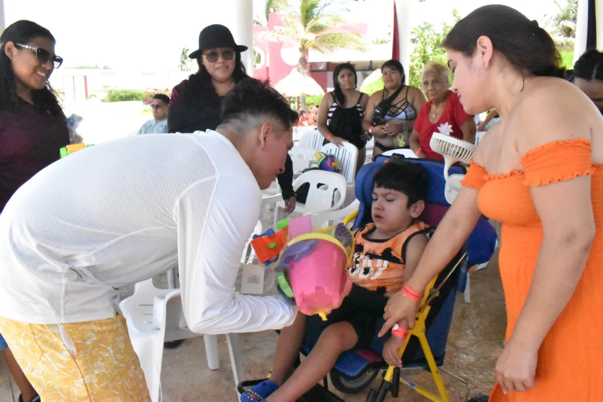 Personas con discapacidad disfrutan la playa durante Verano Inclusivo del Iipedey