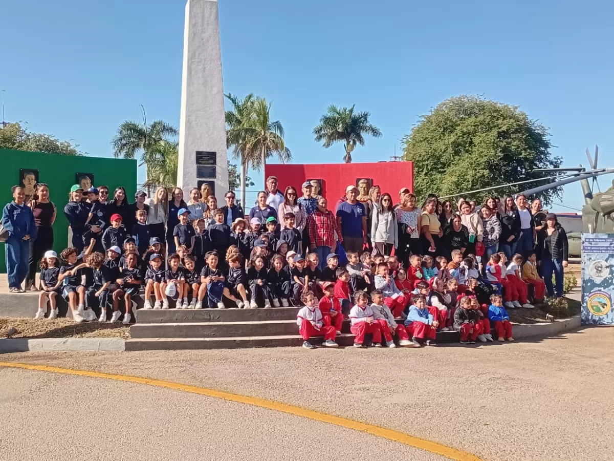 Niños de preescolar visitaron la Base Aérea Militar No. 08